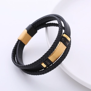 Bracciale multistrato da uomo in pelle nera con dettagli dorati e chiusura magnetica