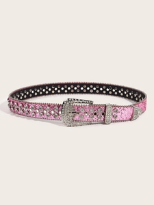 Détail macro d'une ceinture rose pailletée avec strass de luxe et boucle scintillante