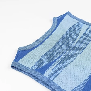 Détail de l'encolure en maille et des rayures dégradées bleues sur la robe sans manches