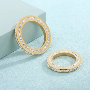 Pendentif circulaire évidé en acier titane doré orné de diamants étincelants
