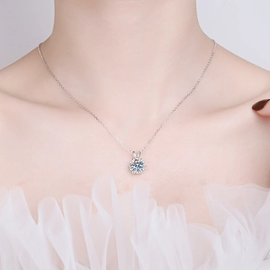 Sparkling S925 sterling silver snowflake pendant necklace worn on neck for fashion