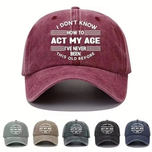 Dettaglio del cappellino in cotone lavato con ricamo di slogan divertente sul davanti