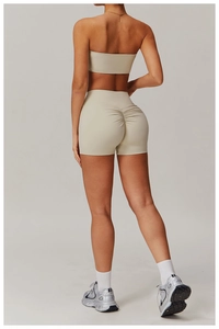 Detailansicht des beigen Yoga-Sets mit High-Waisted Scrunch-Butt Lifting-Shorts für Damen