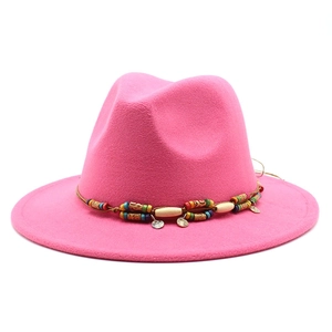 Chapeau fedora en laine rose vif à large bord et ruban de perles bohème chic
