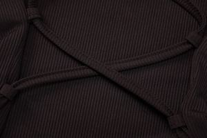 Dettaglio in maglia a costine color caffè con elegante design a incrocio sul retro