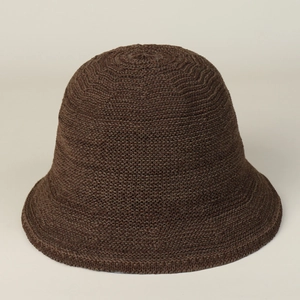Vue détaillée de la texture tricotée marron et du motif de ce chapeau cloche d'été