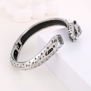 Vue détaillée du bracelet tête de léopard avec motif noir et accents de strass brillants