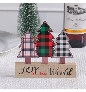 Detailed view of three plaid wooden Christmas trees on a rustic timber base ornament