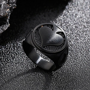 Makroaufnahme des mattschwarzen Edelstahlrings mit Pik-K-Siegel im Punk-Stil