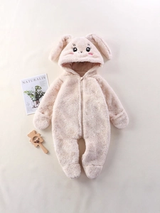 Combinaison bébé en peluche beige avec capuche oreilles de lapin et broderie mignonne