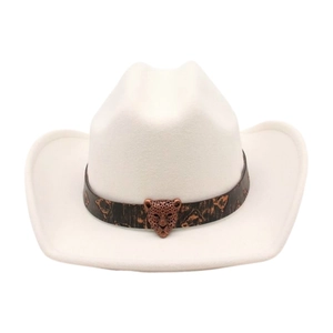 Dettaglio cappello cowboy bianco con fascia marrone e fibbia con testa di leopardo