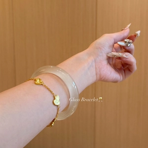 Bracelet minimaliste en verre œil de chat et chaîne dorée avec pendentif cœur femme