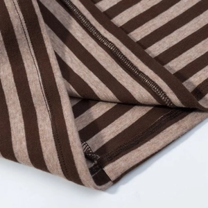 Primer plano del tejido de punto a rayas marrones y beige que muestra costuras de calidad