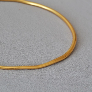 Collar gargantilla minimalista de latón dorado con diseño irregular vintage elegante