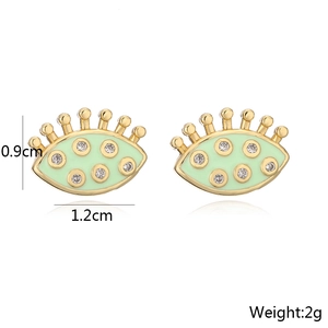 Detalle de pendientes de ojo con esmalte verde y circonitas, tamaño 0,9cm por 1,2cm