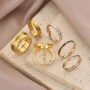 Bague Chiffres Romains Creuse avec Strass pour Femme Bague en Acier Titane Pavé Élégante Bijoux de Mode