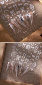 Détail de stickers à ongles dentelle blanche TS-3878 sur des ongles rose poudré