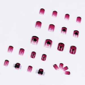 Faux ongles courts style français avec pois violets, cœurs noirs et nœuds 3D