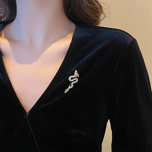 Elegant Dragon Brooch Gold Plated Copper White Zircon Rhinestone Chinese Style Luxurious Animal Pin For Women