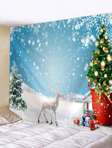 Détail de tapisserie de Noël avec renne et forêt de neige sur tissu bleu clair