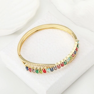 Eleganter 18K vergoldeter Armreif mit bunten Zirkonia-Steinen und feinen Kristall-Akzenten