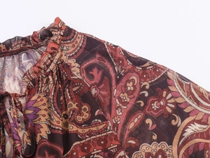 Détail de la robe en mousseline à imprimé cachemire avec col à volants et lien à nouer