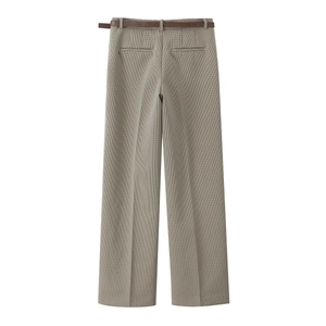 Vue détaillée du pantalon à carreaux taille haute avec une fine ceinture en cuir marron
