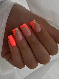 Macro-opname van vierkante plaknagels met neon oranje en nude French tips met gouden folie