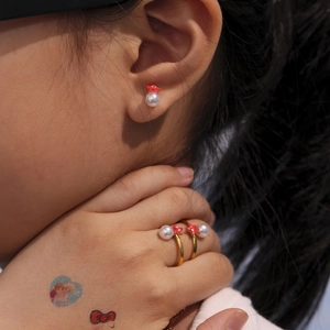Conjunto de joyas de estrella de mar y perlas doradas con pendientes y anillos rojos