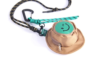 Dettaglio della mini borsa a cappello kaki con smiley e cordino da collo nero