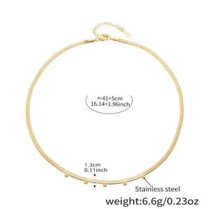 Detail einer goldenen Schlangenkette mit fünf Kugelanhängern aus robustem Edelstahl