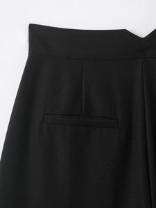 Vue détaillée du pantalon noir à jambes larges montrant la texture du tissu sergé