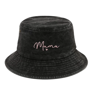 Bob en jean noir avec broderie Mama rose et petit cœur sur fond blanc épuré