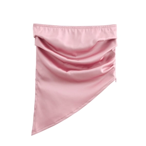 Détail du tissu en satin rose présentant une texture plissée élégante et un fini brillant