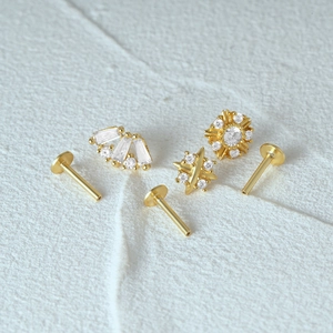 Detail van gouden S925 zilveren piercings met zirkoon steentjes en platte achterkant sets