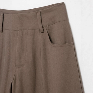 Pantalon ballon marron à taille haute et jambe large avec poches et texture en sergé
