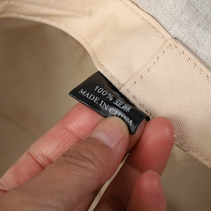 Détail de la texture en 100% lin et de l'étiquette de lavage intérieure du chapeau
