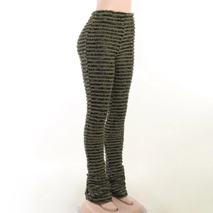 Vue détaillée du pantalon slim en tricot à rayures vertes et noires avec texture à franges