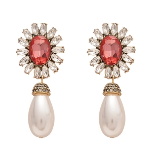 Boucles d'oreilles dorées avec pierres ovales rouges et perles blanches de luxe