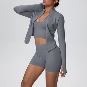 Détail du tissu côtelé gris foncé et de l'encoche pour le pouce sur la veste de fitness