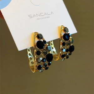 Boucles d'oreilles créoles en C vintage avec zircon noir et base dorée