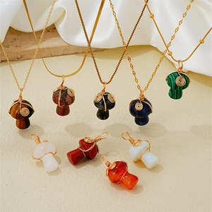 Pendentifs champignons en cristal naturel enveloppés de fil doré sur colliers élégants
