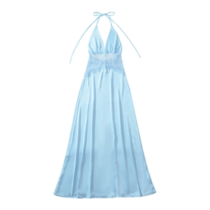 Détail de la robe longue dos nu bleue avec texture soie et dentelle ajourée