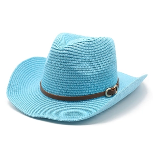 Detail eines blauen Stroh-Cowboyhuts mit Textur und braunem Leder-Zierband am Rand