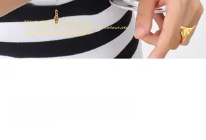 Bracelet à double chaîne dorée et bague irrégulière présentés en détail sur un mannequin