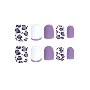 Faux ongles lavande avec motif léopard et pointes françaises mates sur fond blanc