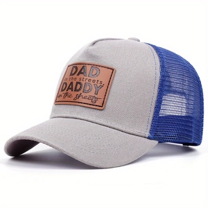 Détail d'une casquette trucker vintage avec patch en cuir brun et filet bleu