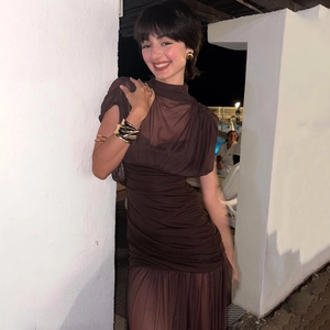 Détail de la robe en maille froncée marron foncé avec tissu semi-transparent
