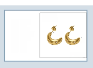 Détails macro de boucles d'oreilles en acier titane doré avec dimensions et zircons