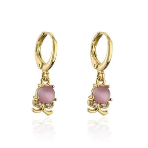 Nahaufnahme vergoldeter Creolen mit rosa Zirkonia-Stein und Mikro-Pavé-Details